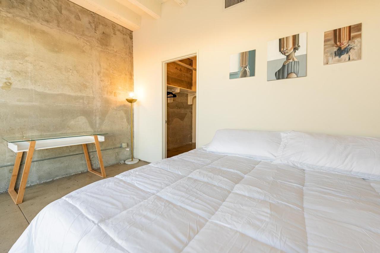 Stunning Downtown La 2 Bedroom/ 2 Bathroom Loft With Private Balcony. Los Angeles